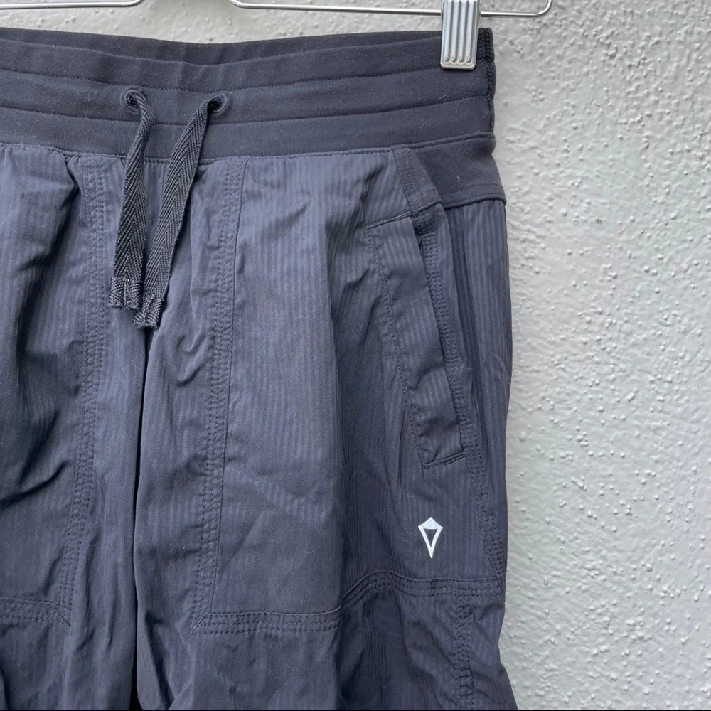Ivivva cropped studio pants 12 - Picture 3 of 5